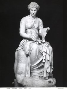 Statua di Clio che tiene una pergamena da Roman Roman